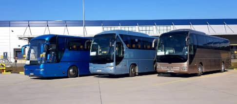 Biały i niebieski autobus firmy Łuk-Mar
